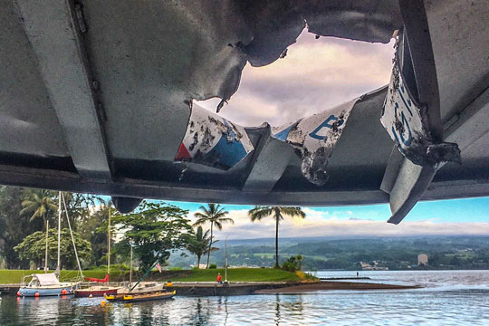Лавовая бомба на Гавайях упала на лодку с туристами