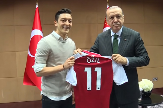 Озил покинул сборную Германии после скандальной встречи с Эрдоганом