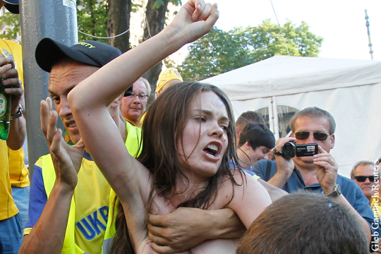 Феминистка прокомментировала смерть основательницы Femen