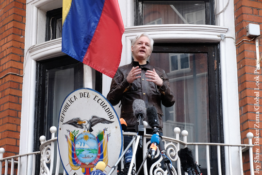 Эквадор потребовал от Ассанжа покинуть посольство в Лондоне