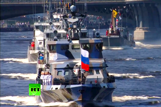 Военные прокомментировали данные о столкновении катера с мостом на параде в Петербурге