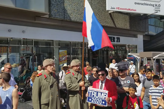«Русские солдаты» стали охранять звезду Трампа на «Аллее славы»