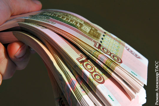 Рубль потерял около 60 копеек к доллару и евро