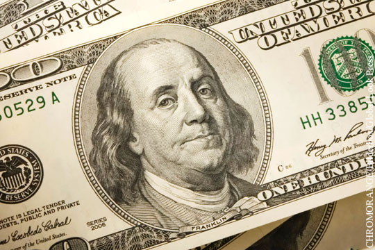 Доллар поднялся выше 65 рублей впервые за два года