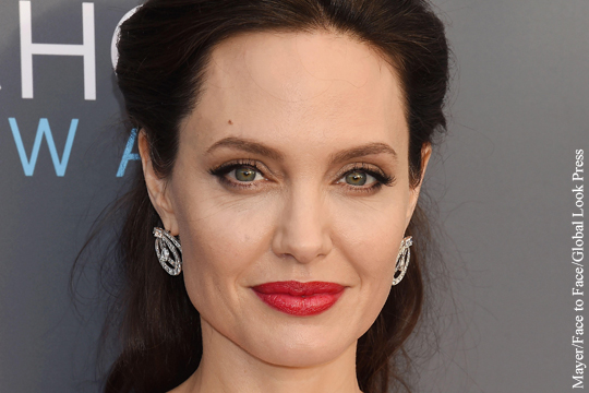 Анджелина Джоли попала в психиатрическую клинику