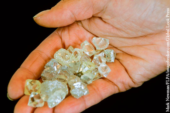 «Алроса» начала продавать алмазы за границу за рубли