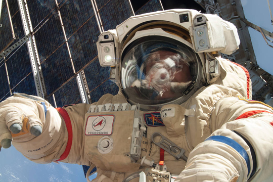 Российские космонавты начали выход в открытый космос