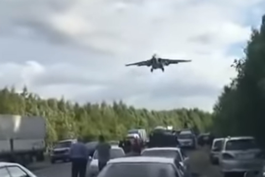 Посадку истребителей на оживленную трассу в Хабаровском крае сняли на видео
