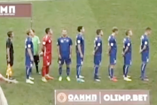Украинский футболист демонстративно отвернулся от флага России