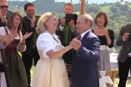 Опубликовано видео тоста и танца Путина на свадьбе главы МИД Австрии