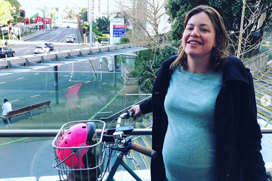 Новозеландский министр поехала рожать на велосипеде