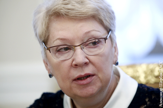 Васильева выступила против сокращения числа усыновляемых детей до трех