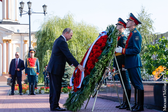 Путин возложил цветы к монументу морякам с подводной лодки «Курск»