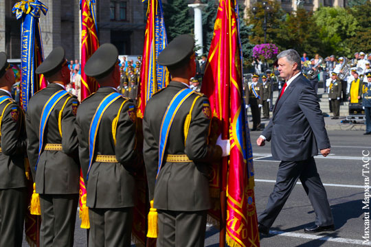 Солдат почетного караула потерял сознание во время речи Порошенко