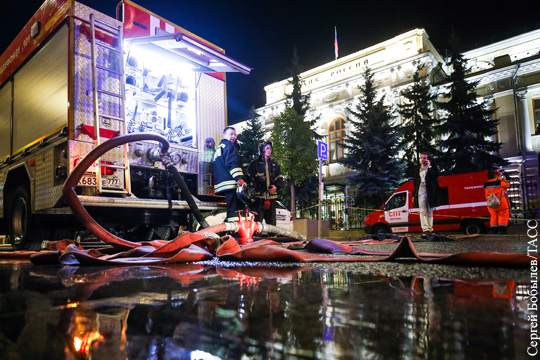 Пожарные устранили открытое горение в здании Центробанка