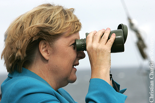 Меркель рассмотрела в бинокль российскую военную базу 