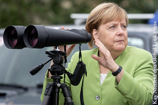 Меркель высмеяли за подглядывание за российской базой в бинокль