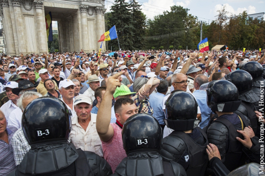 Полиция жестко разогнала протестующих в Кишиневе