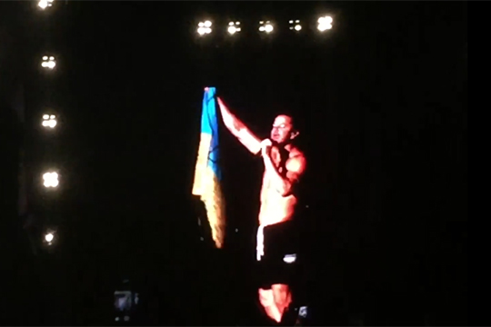 Полуголый солист американской группы поднял флаг Украины на концерте в Киеве