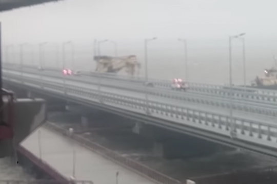 Появилось видео врезавшегося в Крымский мост плавкрана
