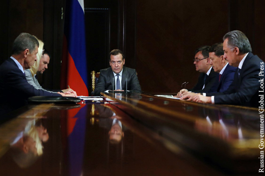 Медведев обеспокоился сонливостью министров