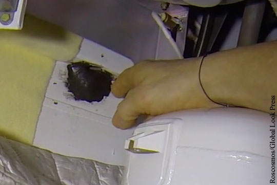 Отверстие в корабле. Отверстие в космическом корабле «Союз МС-09». Просверлила дырку в МКС. На МКС просверлили отверстие. Отверстие в МКС.