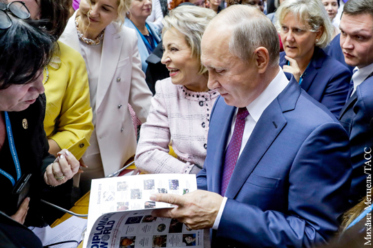 Симоньян рассказала, кого поцеловал Путин на женском форуме