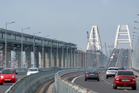 Названы сроки открытия Крымского моста для большегрузов
