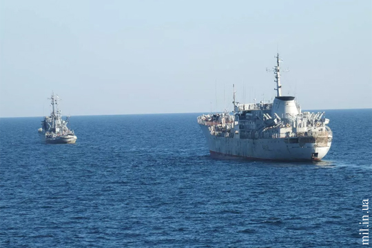 Корабли ВМС Украины прошли под Крымским мостом