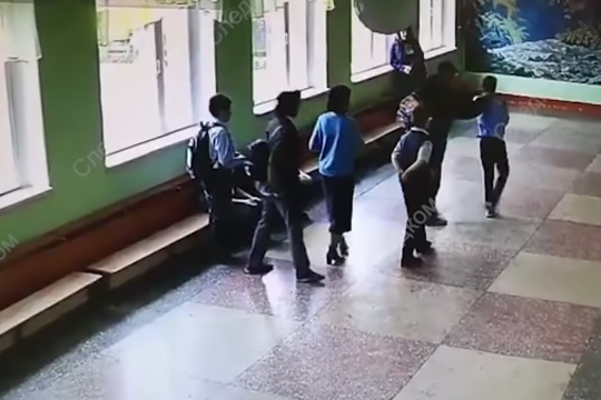 Опубликовано видео избиения мужчиной пятиклассника в челябинской школе