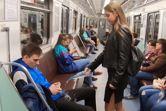 Видео с феминисткой, обливающей мужчин в метро, оказалось фейком