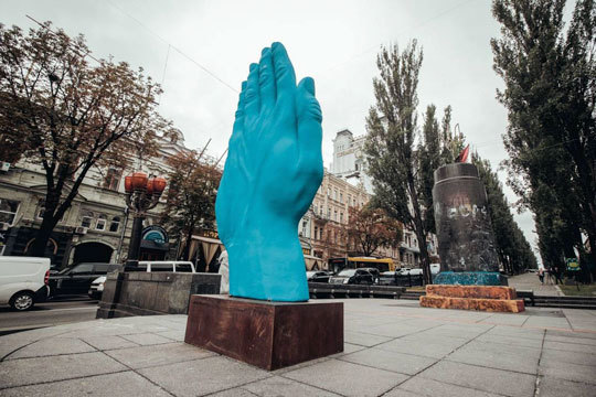 На месте памятника Ленину в Киеве появилась большая синяя рука