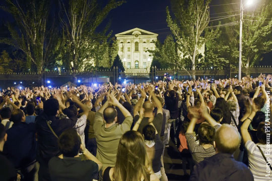 Протестующие в Армении окружили здание парламента