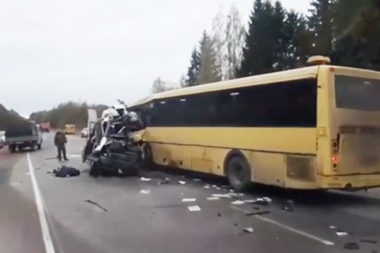 При лобовом столкновении двух автобусов под Тверью погибло 12 человек