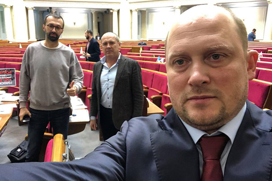 Селфи депутата Рады в пустом зале парламента возмутило украинцев
