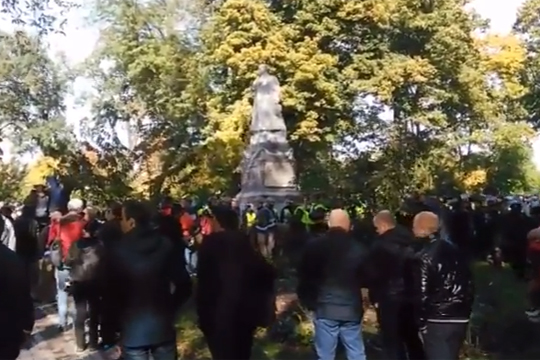 Украинские националисты попытались снести памятник освободителю Киева от фашистов