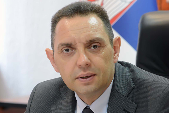 Министр обороны Сербии сравнил голову посла США с «пустой тыквой»