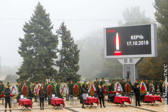 На церемонию прощания с погибшими в Керчи пришли несколько тысяч человек