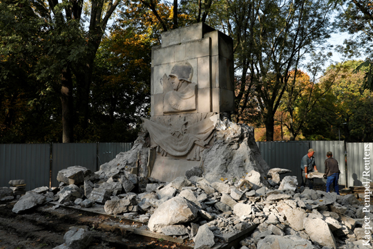 Рядом с разрушаемым советским памятником в Польше оставили надпись с обещанием