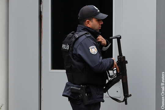Вооруженный ножом мужчина напал на прохожих в Стамбуле