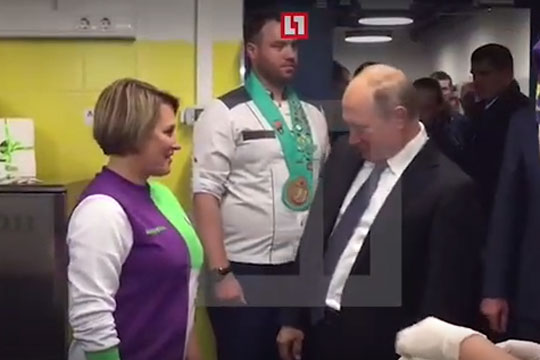 Путин оценил надпись на толстовке бизнесвумен