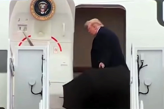 Трамп бросил «слишком большой» зонт при входе в самолет