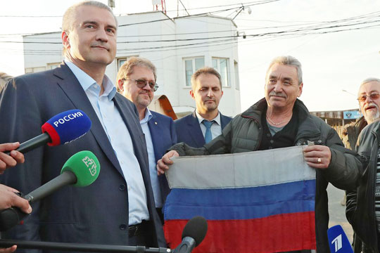 Моряки с «Норда» показали сбереженный в украинском плену флаг России