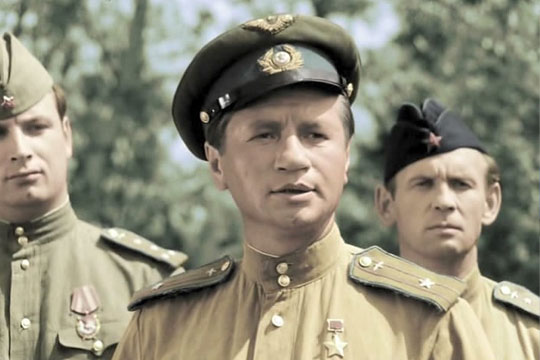 Военнослужащим решили показывать советские фильмы