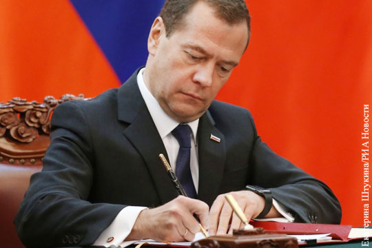 Медведев утвердил ответные меры на санкции Украины