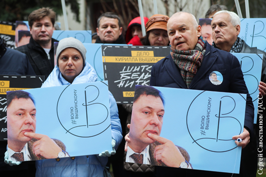 Киселев и Симоньян вышли на акцию у посольства Украины в Москве