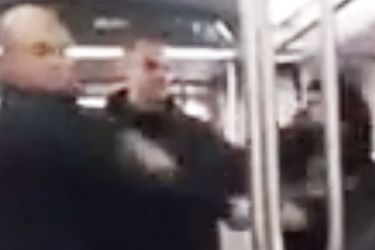 Украинские неофашисты избили подростка в метро Рима