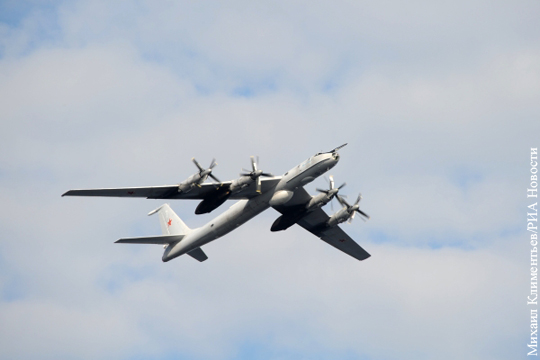 Российский Ту-142 пролетел на низкой высоте вблизи корабля НАТО в Норвежском море