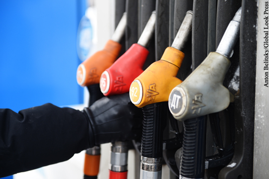 Появились подробности соглашения властей с нефтяниками о ценах на бензин