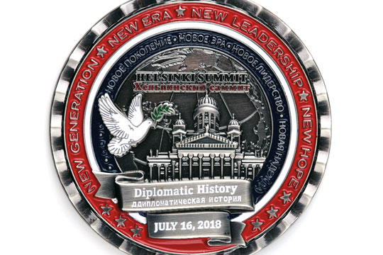 Монету в честь встречи Путина и Трампа выпустили с ошибками в русском языке